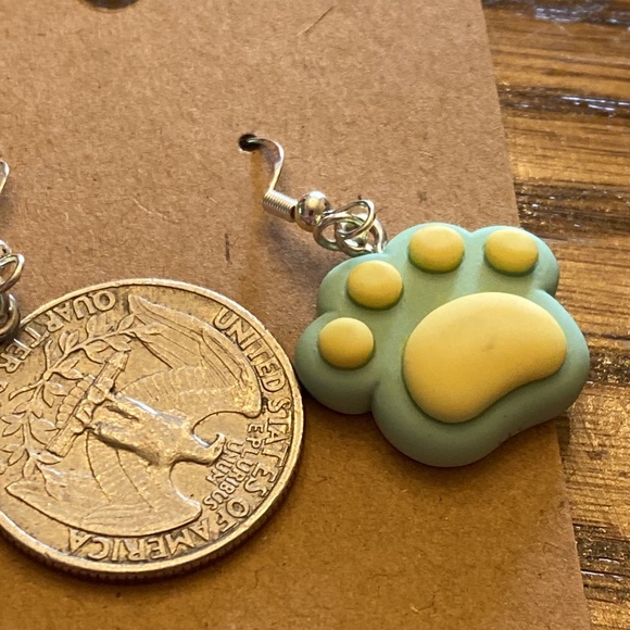 Handmade dog/cat paw earrings. It is green with yellow. - Picture 5 of 5